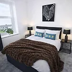 Mid Street Retreat, Steps From The Beach, בית נופש *