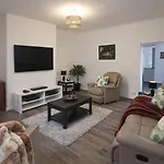 Mid Street Retreat, Steps From The Beach, בית נופש