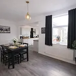 Mid Street Retreat, Steps From The Beach, * ווייט הייבן