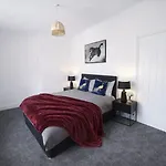 בית נופש Mid Street Retreat, Steps From The Beach, ווייט הייבן