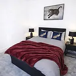 Mid Street Retreat, Steps From The Beach,