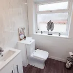 Mid Street Retreat, Steps From The Beach, בית נופש