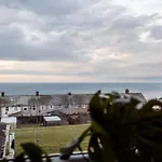 בית נופש Mid Street Retreat, Steps From The Beach,