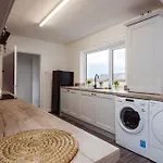 בית נופש Mid Street Retreat, Steps From The Beach, ווייט הייבן