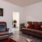 Mid Street Retreat, Steps From The Beach, Ferienhaus