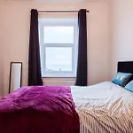 Mid Street Retreat, Steps From The Beach, Ferienhaus *