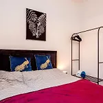 בית נופש Mid Street Retreat, Steps From The Beach, *