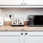 Mid Street Retreat, Steps From The Beach, בית נופש ווייט הייבן