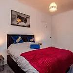 בית נופש Mid Street Retreat, Steps From The Beach,