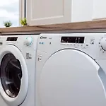 Mid Street Retreat, Steps From The Beach, בית נופש