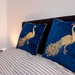 Mid Street Retreat, Steps From The Beach, בית נופש ווייט הייבן