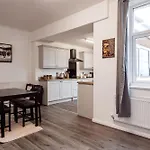Mid Street Retreat, Steps From The Beach, Ferienhaus *