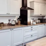 Mid Street Retreat, Steps From The Beach, ווייט הייבן