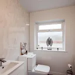 בית נופש Mid Street Retreat, Steps From The Beach, ווייט הייבן