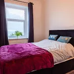 בית נופש Mid Street Retreat, Steps From The Beach,
