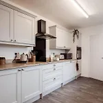 בית נופש Mid Street Retreat, Steps From The Beach, ווייט הייבן