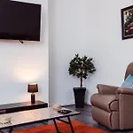 בית נופש Mid Street Retreat, Steps From The Beach, ווייט הייבן