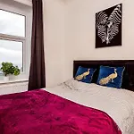 Mid Street Retreat, Steps From The Beach, בית נופש