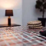 בית נופש Mid Street Retreat, Steps From The Beach,