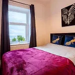 בית נופש Mid Street Retreat, Steps From The Beach, ווייט הייבן