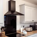 Mid Street Retreat, Steps From The Beach, בית נופש