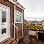 Mid Street Retreat, Steps From The Beach, בית נופש