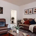 Mid Street Retreat, Steps From The Beach, Ferienhaus
