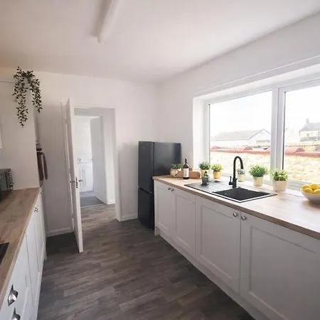 Mid Street Retreat, Steps From The Beach, Vakantiehuis *