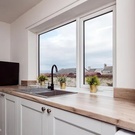 Mid Street Retreat, Steps From The Beach, Ferienhaus *