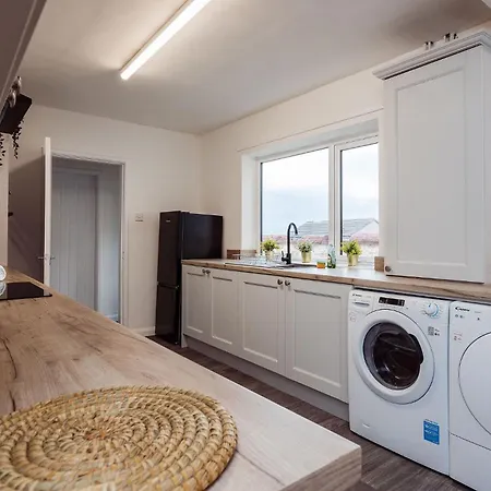 Vakantiehuis Mid Street Retreat, Steps From The Beach, Whitehaven