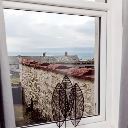 Mid Street Retreat, Steps From The Beach,