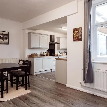 Mid Street Retreat, Steps From The Beach, Vakantiehuis *