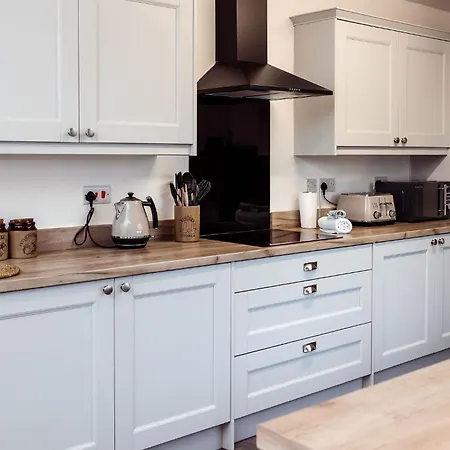 Mid Street Retreat, Steps From The Beach, Whitehaven