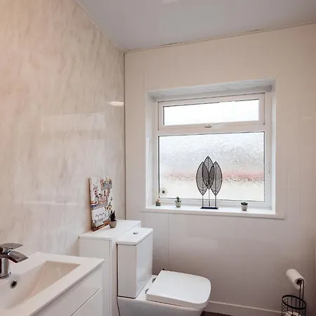 Vakantiehuis Mid Street Retreat, Steps From The Beach, Whitehaven