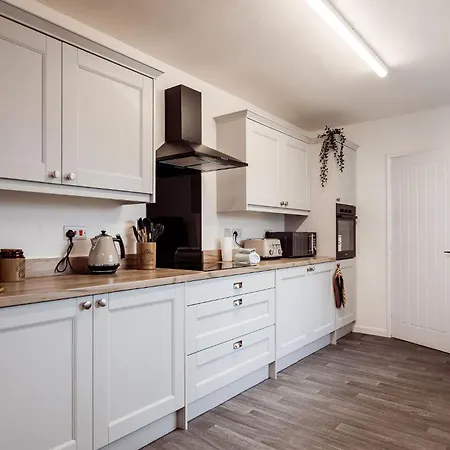 Vakantiehuis Mid Street Retreat, Steps From The Beach, Whitehaven