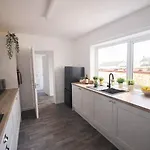 Mid Street Retreat, Steps From The Beach, 펜션 *