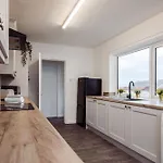펜션 Mid Street Retreat, Steps From The Beach, *