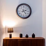 Mid Street Retreat, Steps From The Beach, 펜션