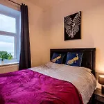 Mid Street Retreat, Steps From The Beach, 펜션 화이트헤이븐